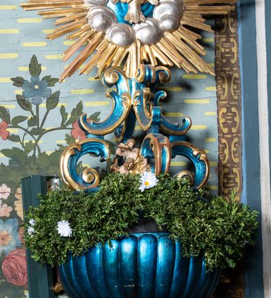 Zdjęcie nr 11: Kościół drewniany o konstrukcji zrębowej, elewacje jednolite, szalowane z listwowaniem, wzmocnione lisicami, wieża o konstrukcji słupowej. Więźba dachowa drewniana, krokwiowa. Budynek na kamiennym podmurowaniu przesłoniętym daszkiem gontowym. Kościół orientowany, jednonawowy z dwiema kaplicami o charakterze transeptu zamkniętymi wielobocznie, na planie krzyża łacińskiego, o węższym prezbiterium zamkniętym trójbocznie. Do wschodniej ściany prezbiterium przylega ogrójec w formie kapliczki, od północy zakrystia na planie prostokąta. Na skrzyżowaniu nawy z południowym ramieniem transeptu kruchta na planie prostokąta. Od zachodu do nawy przylega wieża na planie kwadratu, otoczona sobotami. Prezbiterium i nawa nakryte pozornym sklepieniem tej samej szerokości, obwiedzionym dużym, profilowanym gzymsem podtrzymywanym w nawie przez dwie pary filarów o kanelowanych trzonach, na cokołach. Sklepieniu nawy głównej towarzyszą płaskie i niższe stropy z fasetami w przestrzeniach bocznych. Ściany boczne nawy zwieńczone profilowanym gzymsem. Pomiędzy nawą a prezbiterium otwór tęczowy w formie odcinkowej arkady podtrzymywanej przez filary o kanelowanych trzonach z belką o falistym zarysie. Kaplice boczne otwarte do nawy odcinkowymi arkadami podtrzymywanymi przez filary o kanelowanych trzonach, na cokołach. Parapet chóru muzycznego w zachodniej części nawy, o wybrzuszonej środkowej części, podparty na dwóch filarach o kanelowanych trzonach, na cokołach. Posadzka z płyt ceramicznych. Elewacja frontowa w postaci wieży otoczonej sobotami. Na osi frontowej ściany sobót płytka kruchta zwieńczona gzymsem z przyczółkiem wypełnionym motywem „słoneczka”, przykryta dwuspadowym dachem. Drzwi dwuskrzydłowe, drewniane z okuciami. Korpus wieży podzielony poziomo daszkiem okapowym w dwóch trzecich wysokości, na froncie okno. W dolnej części małe otwory dzwonne z trzech stron, w górnej części duże otwory dzwonne z czterech stron. Wieża zwieńczona hełmem baniastym z latarnią. Ściany sobót szalowane z poziomym listwowaniem, przekryte mansardowym dachem gontowym, na północnej i południowej ścianie dwie pary okien w formie leżącego prostokąta zamkniętego łukiem odcinkowym. W elewacji południowej cztery otwory okienne w formie stojącego prostokąta zamkniętego łukiem odcinkowym, w partii prezbiterium z witrażami. Na elewacji wschodniej ogrójec w formie nadwieszonej kapliczki nakrytej dwuspadowym daszkiem z grupą Ukrzyżowania. W elewacji północnej dwa otwory okienne w formie stojącego prostokąta zamkniętego łukiem odcinkowym. W zakrystii małe kwadratowe okienko. W obu ramionach transeptu analogiczne jak w elewacjach otwory okienne na wschodniej i zachodniej ścianie. Kościół nakryty dachami gontowymi, wyższym nad nawą, niższym nad prezbiterium, dwuspadowym nad nawą oraz wielospadowym nad prezbiterium i ramionami transeptu; nad zakrystią i kruchtą boczną dachy dwuspadowe. W połowie długości dachu, nad nawą, od strony prezbiterium wznosi się ponad kalenicą wieżyczka na sygnaturkę, obita blachą, na ośmiobocznym trzonie, z latarnią zwieńczoną niewielkim baniastym hełmem z latarnią.
