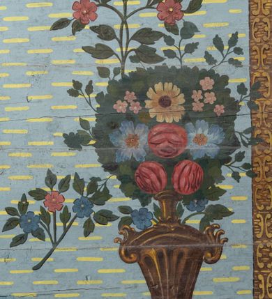 Zdjęcie nr 12: Kościół drewniany o konstrukcji zrębowej, elewacje jednolite, szalowane z listwowaniem, wzmocnione lisicami, wieża o konstrukcji słupowej. Więźba dachowa drewniana, krokwiowa. Budynek na kamiennym podmurowaniu przesłoniętym daszkiem gontowym. Kościół orientowany, jednonawowy z dwiema kaplicami o charakterze transeptu zamkniętymi wielobocznie, na planie krzyża łacińskiego, o węższym prezbiterium zamkniętym trójbocznie. Do wschodniej ściany prezbiterium przylega ogrójec w formie kapliczki, od północy zakrystia na planie prostokąta. Na skrzyżowaniu nawy z południowym ramieniem transeptu kruchta na planie prostokąta. Od zachodu do nawy przylega wieża na planie kwadratu, otoczona sobotami. Prezbiterium i nawa nakryte pozornym sklepieniem tej samej szerokości, obwiedzionym dużym, profilowanym gzymsem podtrzymywanym w nawie przez dwie pary filarów o kanelowanych trzonach, na cokołach. Sklepieniu nawy głównej towarzyszą płaskie i niższe stropy z fasetami w przestrzeniach bocznych. Ściany boczne nawy zwieńczone profilowanym gzymsem. Pomiędzy nawą a prezbiterium otwór tęczowy w formie odcinkowej arkady podtrzymywanej przez filary o kanelowanych trzonach z belką o falistym zarysie. Kaplice boczne otwarte do nawy odcinkowymi arkadami podtrzymywanymi przez filary o kanelowanych trzonach, na cokołach. Parapet chóru muzycznego w zachodniej części nawy, o wybrzuszonej środkowej części, podparty na dwóch filarach o kanelowanych trzonach, na cokołach. Posadzka z płyt ceramicznych. Elewacja frontowa w postaci wieży otoczonej sobotami. Na osi frontowej ściany sobót płytka kruchta zwieńczona gzymsem z przyczółkiem wypełnionym motywem „słoneczka”, przykryta dwuspadowym dachem. Drzwi dwuskrzydłowe, drewniane z okuciami. Korpus wieży podzielony poziomo daszkiem okapowym w dwóch trzecich wysokości, na froncie okno. W dolnej części małe otwory dzwonne z trzech stron, w górnej części duże otwory dzwonne z czterech stron. Wieża zwieńczona hełmem baniastym z latarnią. Ściany sobót szalowane z poziomym listwowaniem, przekryte mansardowym dachem gontowym, na północnej i południowej ścianie dwie pary okien w formie leżącego prostokąta zamkniętego łukiem odcinkowym. W elewacji południowej cztery otwory okienne w formie stojącego prostokąta zamkniętego łukiem odcinkowym, w partii prezbiterium z witrażami. Na elewacji wschodniej ogrójec w formie nadwieszonej kapliczki nakrytej dwuspadowym daszkiem z grupą Ukrzyżowania. W elewacji północnej dwa otwory okienne w formie stojącego prostokąta zamkniętego łukiem odcinkowym. W zakrystii małe kwadratowe okienko. W obu ramionach transeptu analogiczne jak w elewacjach otwory okienne na wschodniej i zachodniej ścianie. Kościół nakryty dachami gontowymi, wyższym nad nawą, niższym nad prezbiterium, dwuspadowym nad nawą oraz wielospadowym nad prezbiterium i ramionami transeptu; nad zakrystią i kruchtą boczną dachy dwuspadowe. W połowie długości dachu, nad nawą, od strony prezbiterium wznosi się ponad kalenicą wieżyczka na sygnaturkę, obita blachą, na ośmiobocznym trzonie, z latarnią zwieńczoną niewielkim baniastym hełmem z latarnią.
