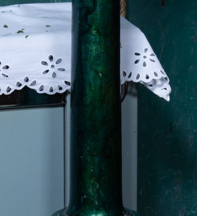 Zdjęcie nr 15: Kościół drewniany o konstrukcji zrębowej, elewacje jednolite, szalowane z listwowaniem, wzmocnione lisicami, wieża o konstrukcji słupowej. Więźba dachowa drewniana, krokwiowa. Budynek na kamiennym podmurowaniu przesłoniętym daszkiem gontowym. Kościół orientowany, jednonawowy z dwiema kaplicami o charakterze transeptu zamkniętymi wielobocznie, na planie krzyża łacińskiego, o węższym prezbiterium zamkniętym trójbocznie. Do wschodniej ściany prezbiterium przylega ogrójec w formie kapliczki, od północy zakrystia na planie prostokąta. Na skrzyżowaniu nawy z południowym ramieniem transeptu kruchta na planie prostokąta. Od zachodu do nawy przylega wieża na planie kwadratu, otoczona sobotami. Prezbiterium i nawa nakryte pozornym sklepieniem tej samej szerokości, obwiedzionym dużym, profilowanym gzymsem podtrzymywanym w nawie przez dwie pary filarów o kanelowanych trzonach, na cokołach. Sklepieniu nawy głównej towarzyszą płaskie i niższe stropy z fasetami w przestrzeniach bocznych. Ściany boczne nawy zwieńczone profilowanym gzymsem. Pomiędzy nawą a prezbiterium otwór tęczowy w formie odcinkowej arkady podtrzymywanej przez filary o kanelowanych trzonach z belką o falistym zarysie. Kaplice boczne otwarte do nawy odcinkowymi arkadami podtrzymywanymi przez filary o kanelowanych trzonach, na cokołach. Parapet chóru muzycznego w zachodniej części nawy, o wybrzuszonej środkowej części, podparty na dwóch filarach o kanelowanych trzonach, na cokołach. Posadzka z płyt ceramicznych. Elewacja frontowa w postaci wieży otoczonej sobotami. Na osi frontowej ściany sobót płytka kruchta zwieńczona gzymsem z przyczółkiem wypełnionym motywem „słoneczka”, przykryta dwuspadowym dachem. Drzwi dwuskrzydłowe, drewniane z okuciami. Korpus wieży podzielony poziomo daszkiem okapowym w dwóch trzecich wysokości, na froncie okno. W dolnej części małe otwory dzwonne z trzech stron, w górnej części duże otwory dzwonne z czterech stron. Wieża zwieńczona hełmem baniastym z latarnią. Ściany sobót szalowane z poziomym listwowaniem, przekryte mansardowym dachem gontowym, na północnej i południowej ścianie dwie pary okien w formie leżącego prostokąta zamkniętego łukiem odcinkowym. W elewacji południowej cztery otwory okienne w formie stojącego prostokąta zamkniętego łukiem odcinkowym, w partii prezbiterium z witrażami. Na elewacji wschodniej ogrójec w formie nadwieszonej kapliczki nakrytej dwuspadowym daszkiem z grupą Ukrzyżowania. W elewacji północnej dwa otwory okienne w formie stojącego prostokąta zamkniętego łukiem odcinkowym. W zakrystii małe kwadratowe okienko. W obu ramionach transeptu analogiczne jak w elewacjach otwory okienne na wschodniej i zachodniej ścianie. Kościół nakryty dachami gontowymi, wyższym nad nawą, niższym nad prezbiterium, dwuspadowym nad nawą oraz wielospadowym nad prezbiterium i ramionami transeptu; nad zakrystią i kruchtą boczną dachy dwuspadowe. W połowie długości dachu, nad nawą, od strony prezbiterium wznosi się ponad kalenicą wieżyczka na sygnaturkę, obita blachą, na ośmiobocznym trzonie, z latarnią zwieńczoną niewielkim baniastym hełmem z latarnią.

