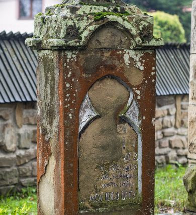 Zdjęcie nr 62: Kościół drewniany o konstrukcji zrębowej, elewacje jednolite, szalowane z listwowaniem, wzmocnione lisicami, wieża o konstrukcji słupowej. Więźba dachowa drewniana, krokwiowa. Budynek na kamiennym podmurowaniu przesłoniętym daszkiem gontowym. Kościół orientowany, jednonawowy z dwiema kaplicami o charakterze transeptu zamkniętymi wielobocznie, na planie krzyża łacińskiego, o węższym prezbiterium zamkniętym trójbocznie. Do wschodniej ściany prezbiterium przylega ogrójec w formie kapliczki, od północy zakrystia na planie prostokąta. Na skrzyżowaniu nawy z południowym ramieniem transeptu kruchta na planie prostokąta. Od zachodu do nawy przylega wieża na planie kwadratu, otoczona sobotami. Prezbiterium i nawa nakryte pozornym sklepieniem tej samej szerokości, obwiedzionym dużym, profilowanym gzymsem podtrzymywanym w nawie przez dwie pary filarów o kanelowanych trzonach, na cokołach. Sklepieniu nawy głównej towarzyszą płaskie i niższe stropy z fasetami w przestrzeniach bocznych. Ściany boczne nawy zwieńczone profilowanym gzymsem. Pomiędzy nawą a prezbiterium otwór tęczowy w formie odcinkowej arkady podtrzymywanej przez filary o kanelowanych trzonach z belką o falistym zarysie. Kaplice boczne otwarte do nawy odcinkowymi arkadami podtrzymywanymi przez filary o kanelowanych trzonach, na cokołach. Parapet chóru muzycznego w zachodniej części nawy, o wybrzuszonej środkowej części, podparty na dwóch filarach o kanelowanych trzonach, na cokołach. Posadzka z płyt ceramicznych. Elewacja frontowa w postaci wieży otoczonej sobotami. Na osi frontowej ściany sobót płytka kruchta zwieńczona gzymsem z przyczółkiem wypełnionym motywem „słoneczka”, przykryta dwuspadowym dachem. Drzwi dwuskrzydłowe, drewniane z okuciami. Korpus wieży podzielony poziomo daszkiem okapowym w dwóch trzecich wysokości, na froncie okno. W dolnej części małe otwory dzwonne z trzech stron, w górnej części duże otwory dzwonne z czterech stron. Wieża zwieńczona hełmem baniastym z latarnią. Ściany sobót szalowane z poziomym listwowaniem, przekryte mansardowym dachem gontowym, na północnej i południowej ścianie dwie pary okien w formie leżącego prostokąta zamkniętego łukiem odcinkowym. W elewacji południowej cztery otwory okienne w formie stojącego prostokąta zamkniętego łukiem odcinkowym, w partii prezbiterium z witrażami. Na elewacji wschodniej ogrójec w formie nadwieszonej kapliczki nakrytej dwuspadowym daszkiem z grupą Ukrzyżowania. W elewacji północnej dwa otwory okienne w formie stojącego prostokąta zamkniętego łukiem odcinkowym. W zakrystii małe kwadratowe okienko. W obu ramionach transeptu analogiczne jak w elewacjach otwory okienne na wschodniej i zachodniej ścianie. Kościół nakryty dachami gontowymi, wyższym nad nawą, niższym nad prezbiterium, dwuspadowym nad nawą oraz wielospadowym nad prezbiterium i ramionami transeptu; nad zakrystią i kruchtą boczną dachy dwuspadowe. W połowie długości dachu, nad nawą, od strony prezbiterium wznosi się ponad kalenicą wieżyczka na sygnaturkę, obita blachą, na ośmiobocznym trzonie, z latarnią zwieńczoną niewielkim baniastym hełmem z latarnią.
