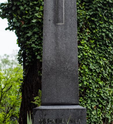 Zdjęcie nr 63: Kościół drewniany o konstrukcji zrębowej, elewacje jednolite, szalowane z listwowaniem, wzmocnione lisicami, wieża o konstrukcji słupowej. Więźba dachowa drewniana, krokwiowa. Budynek na kamiennym podmurowaniu przesłoniętym daszkiem gontowym. Kościół orientowany, jednonawowy z dwiema kaplicami o charakterze transeptu zamkniętymi wielobocznie, na planie krzyża łacińskiego, o węższym prezbiterium zamkniętym trójbocznie. Do wschodniej ściany prezbiterium przylega ogrójec w formie kapliczki, od północy zakrystia na planie prostokąta. Na skrzyżowaniu nawy z południowym ramieniem transeptu kruchta na planie prostokąta. Od zachodu do nawy przylega wieża na planie kwadratu, otoczona sobotami. Prezbiterium i nawa nakryte pozornym sklepieniem tej samej szerokości, obwiedzionym dużym, profilowanym gzymsem podtrzymywanym w nawie przez dwie pary filarów o kanelowanych trzonach, na cokołach. Sklepieniu nawy głównej towarzyszą płaskie i niższe stropy z fasetami w przestrzeniach bocznych. Ściany boczne nawy zwieńczone profilowanym gzymsem. Pomiędzy nawą a prezbiterium otwór tęczowy w formie odcinkowej arkady podtrzymywanej przez filary o kanelowanych trzonach z belką o falistym zarysie. Kaplice boczne otwarte do nawy odcinkowymi arkadami podtrzymywanymi przez filary o kanelowanych trzonach, na cokołach. Parapet chóru muzycznego w zachodniej części nawy, o wybrzuszonej środkowej części, podparty na dwóch filarach o kanelowanych trzonach, na cokołach. Posadzka z płyt ceramicznych. Elewacja frontowa w postaci wieży otoczonej sobotami. Na osi frontowej ściany sobót płytka kruchta zwieńczona gzymsem z przyczółkiem wypełnionym motywem „słoneczka”, przykryta dwuspadowym dachem. Drzwi dwuskrzydłowe, drewniane z okuciami. Korpus wieży podzielony poziomo daszkiem okapowym w dwóch trzecich wysokości, na froncie okno. W dolnej części małe otwory dzwonne z trzech stron, w górnej części duże otwory dzwonne z czterech stron. Wieża zwieńczona hełmem baniastym z latarnią. Ściany sobót szalowane z poziomym listwowaniem, przekryte mansardowym dachem gontowym, na północnej i południowej ścianie dwie pary okien w formie leżącego prostokąta zamkniętego łukiem odcinkowym. W elewacji południowej cztery otwory okienne w formie stojącego prostokąta zamkniętego łukiem odcinkowym, w partii prezbiterium z witrażami. Na elewacji wschodniej ogrójec w formie nadwieszonej kapliczki nakrytej dwuspadowym daszkiem z grupą Ukrzyżowania. W elewacji północnej dwa otwory okienne w formie stojącego prostokąta zamkniętego łukiem odcinkowym. W zakrystii małe kwadratowe okienko. W obu ramionach transeptu analogiczne jak w elewacjach otwory okienne na wschodniej i zachodniej ścianie. Kościół nakryty dachami gontowymi, wyższym nad nawą, niższym nad prezbiterium, dwuspadowym nad nawą oraz wielospadowym nad prezbiterium i ramionami transeptu; nad zakrystią i kruchtą boczną dachy dwuspadowe. W połowie długości dachu, nad nawą, od strony prezbiterium wznosi się ponad kalenicą wieżyczka na sygnaturkę, obita blachą, na ośmiobocznym trzonie, z latarnią zwieńczoną niewielkim baniastym hełmem z latarnią.
