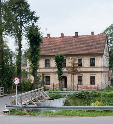 Zdjęcie nr 9: Kościół jest jednonawowy, trójprzęsłowy, z płytkimi kaplicami tworzącymi pseudotransept i jednoprzęsłowym prezbiterium zakończonym apsydą. Do prezbiterium przylegają dwa aneksy mieszące w przyziemiu zakrystię i skarbczyk, a na piętrze empory otwarte na prezbiterium. Do nawy od południa dostawiona jest kruchta. W naroża między kaplicami a nawą wstawiono dwie wieże-dzwonnice z klatkami schodowymi prowadzącymi na empory. Nawa jest rozczłonkowana płaskimi, szerokimi pilastrami toskańskimi, a nakryta sklepieniem kolebkowym z lunetami; prezbiterium przykryte sklepieniem kolebkowym z żebrami spływającymi na wsporniki, apsyda sklepieniem parasolowatym.  Prezbiterium ujęte dwiema głębokimi, półkoliście zamkniętymi wnękami, nad którymi parapety empor z ślepymi arkadkami z balasów jenolalkowych i łuków półkolistych. Wnętrze oświetlają wysokie i szerokie okna zamknięte półkoliście. W aneksach przy prezbiterium i w emporach znajdują się okna prostokątne. Fasada dwustrefowa, trójosiowa, ale osie i strefy wyznaczone jedynie przez okna, drzwi i nisze, zamknięta trójkątnie.    
Portal prostokątnych drzwi utworzony z pary żłobkowanych, toskańskich pilastrów, podtrzymujących belkowanie z trójkątnym przyczółkiem. Fryz belkowania ozdobiony tryglifami z łezkami i metopami w kształcie rozet i talerzy, a przyczółek kostkowaniem. Nad portalem okno w głębokim rozglifieniu, w kształcie prostokąta zamkniętego półkoliście. Po bokach portalu i okna głębokie nisze ujęte od dołu i góry odcinkami gzymsu. Zewnętrzne elewacje ujęte częściowo szkarpami, częściowo lizenami. W wieżach wejścia do kościoła i na klatki schodowe oraz niewielkie okienka w klatce schodowej i prześwity zamknięte półkoliście w dzwonnicach. Dachy dwuspadowe, na wieżach czterospadowe, nad nawą, wieżami i aneksami przy prezbiterium kryte dachówką, nad prezbiterium blachą. Na dachu wieżyczka na sygnaturkę. 
