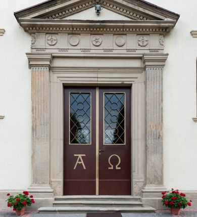 Zdjęcie nr 23: Kościół jest jednonawowy, trójprzęsłowy, z płytkimi kaplicami tworzącymi pseudotransept i jednoprzęsłowym prezbiterium zakończonym apsydą. Do prezbiterium przylegają dwa aneksy mieszące w przyziemiu zakrystię i skarbczyk, a na piętrze empory otwarte na prezbiterium. Do nawy od południa dostawiona jest kruchta. W naroża między kaplicami a nawą wstawiono dwie wieże-dzwonnice z klatkami schodowymi prowadzącymi na empory. Nawa jest rozczłonkowana płaskimi, szerokimi pilastrami toskańskimi, a nakryta sklepieniem kolebkowym z lunetami; prezbiterium przykryte sklepieniem kolebkowym z żebrami spływającymi na wsporniki, apsyda sklepieniem parasolowatym.  Prezbiterium ujęte dwiema głębokimi, półkoliście zamkniętymi wnękami, nad którymi parapety empor z ślepymi arkadkami z balasów jenolalkowych i łuków półkolistych. Wnętrze oświetlają wysokie i szerokie okna zamknięte półkoliście. W aneksach przy prezbiterium i w emporach znajdują się okna prostokątne. Fasada dwustrefowa, trójosiowa, ale osie i strefy wyznaczone jedynie przez okna, drzwi i nisze, zamknięta trójkątnie.    
Portal prostokątnych drzwi utworzony z pary żłobkowanych, toskańskich pilastrów, podtrzymujących belkowanie z trójkątnym przyczółkiem. Fryz belkowania ozdobiony tryglifami z łezkami i metopami w kształcie rozet i talerzy, a przyczółek kostkowaniem. Nad portalem okno w głębokim rozglifieniu, w kształcie prostokąta zamkniętego półkoliście. Po bokach portalu i okna głębokie nisze ujęte od dołu i góry odcinkami gzymsu. Zewnętrzne elewacje ujęte częściowo szkarpami, częściowo lizenami. W wieżach wejścia do kościoła i na klatki schodowe oraz niewielkie okienka w klatce schodowej i prześwity zamknięte półkoliście w dzwonnicach. Dachy dwuspadowe, na wieżach czterospadowe, nad nawą, wieżami i aneksami przy prezbiterium kryte dachówką, nad prezbiterium blachą. Na dachu wieżyczka na sygnaturkę. 
