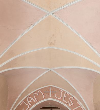 Zdjęcie nr 22: Kościół jest jednonawowy, trójprzęsłowy, z płytkimi kaplicami tworzącymi pseudotransept i jednoprzęsłowym prezbiterium zakończonym apsydą. Do prezbiterium przylegają dwa aneksy mieszące w przyziemiu zakrystię i skarbczyk, a na piętrze empory otwarte na prezbiterium. Do nawy od południa dostawiona jest kruchta. W naroża między kaplicami a nawą wstawiono dwie wieże-dzwonnice z klatkami schodowymi prowadzącymi na empory. Nawa jest rozczłonkowana płaskimi, szerokimi pilastrami toskańskimi, a nakryta sklepieniem kolebkowym z lunetami; prezbiterium przykryte sklepieniem kolebkowym z żebrami spływającymi na wsporniki, apsyda sklepieniem parasolowatym.  Prezbiterium ujęte dwiema głębokimi, półkoliście zamkniętymi wnękami, nad którymi parapety empor z ślepymi arkadkami z balasów jenolalkowych i łuków półkolistych. Wnętrze oświetlają wysokie i szerokie okna zamknięte półkoliście. W aneksach przy prezbiterium i w emporach znajdują się okna prostokątne. Fasada dwustrefowa, trójosiowa, ale osie i strefy wyznaczone jedynie przez okna, drzwi i nisze, zamknięta trójkątnie.    
Portal prostokątnych drzwi utworzony z pary żłobkowanych, toskańskich pilastrów, podtrzymujących belkowanie z trójkątnym przyczółkiem. Fryz belkowania ozdobiony tryglifami z łezkami i metopami w kształcie rozet i talerzy, a przyczółek kostkowaniem. Nad portalem okno w głębokim rozglifieniu, w kształcie prostokąta zamkniętego półkoliście. Po bokach portalu i okna głębokie nisze ujęte od dołu i góry odcinkami gzymsu. Zewnętrzne elewacje ujęte częściowo szkarpami, częściowo lizenami. W wieżach wejścia do kościoła i na klatki schodowe oraz niewielkie okienka w klatce schodowej i prześwity zamknięte półkoliście w dzwonnicach. Dachy dwuspadowe, na wieżach czterospadowe, nad nawą, wieżami i aneksami przy prezbiterium kryte dachówką, nad prezbiterium blachą. Na dachu wieżyczka na sygnaturkę. 
