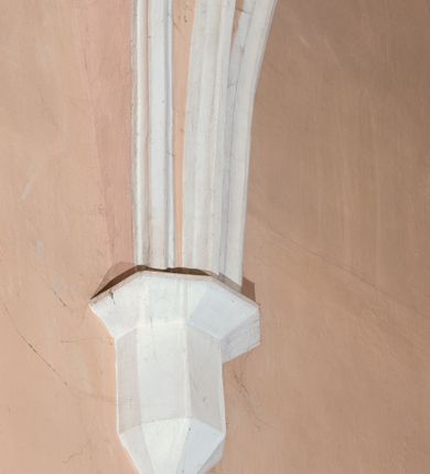 Zdjęcie nr 21: Kościół jest jednonawowy, trójprzęsłowy, z płytkimi kaplicami tworzącymi pseudotransept i jednoprzęsłowym prezbiterium zakończonym apsydą. Do prezbiterium przylegają dwa aneksy mieszące w przyziemiu zakrystię i skarbczyk, a na piętrze empory otwarte na prezbiterium. Do nawy od południa dostawiona jest kruchta. W naroża między kaplicami a nawą wstawiono dwie wieże-dzwonnice z klatkami schodowymi prowadzącymi na empory. Nawa jest rozczłonkowana płaskimi, szerokimi pilastrami toskańskimi, a nakryta sklepieniem kolebkowym z lunetami; prezbiterium przykryte sklepieniem kolebkowym z żebrami spływającymi na wsporniki, apsyda sklepieniem parasolowatym.  Prezbiterium ujęte dwiema głębokimi, półkoliście zamkniętymi wnękami, nad którymi parapety empor z ślepymi arkadkami z balasów jenolalkowych i łuków półkolistych. Wnętrze oświetlają wysokie i szerokie okna zamknięte półkoliście. W aneksach przy prezbiterium i w emporach znajdują się okna prostokątne. Fasada dwustrefowa, trójosiowa, ale osie i strefy wyznaczone jedynie przez okna, drzwi i nisze, zamknięta trójkątnie.    
Portal prostokątnych drzwi utworzony z pary żłobkowanych, toskańskich pilastrów, podtrzymujących belkowanie z trójkątnym przyczółkiem. Fryz belkowania ozdobiony tryglifami z łezkami i metopami w kształcie rozet i talerzy, a przyczółek kostkowaniem. Nad portalem okno w głębokim rozglifieniu, w kształcie prostokąta zamkniętego półkoliście. Po bokach portalu i okna głębokie nisze ujęte od dołu i góry odcinkami gzymsu. Zewnętrzne elewacje ujęte częściowo szkarpami, częściowo lizenami. W wieżach wejścia do kościoła i na klatki schodowe oraz niewielkie okienka w klatce schodowej i prześwity zamknięte półkoliście w dzwonnicach. Dachy dwuspadowe, na wieżach czterospadowe, nad nawą, wieżami i aneksami przy prezbiterium kryte dachówką, nad prezbiterium blachą. Na dachu wieżyczka na sygnaturkę. 
