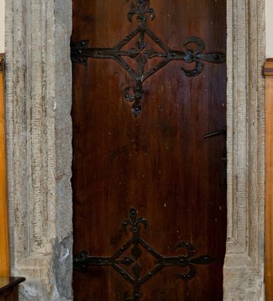 Zdjęcie nr 25: Kościół jest jednonawowy, trójprzęsłowy, z płytkimi kaplicami tworzącymi pseudotransept i jednoprzęsłowym prezbiterium zakończonym apsydą. Do prezbiterium przylegają dwa aneksy mieszące w przyziemiu zakrystię i skarbczyk, a na piętrze empory otwarte na prezbiterium. Do nawy od południa dostawiona jest kruchta. W naroża między kaplicami a nawą wstawiono dwie wieże-dzwonnice z klatkami schodowymi prowadzącymi na empory. Nawa jest rozczłonkowana płaskimi, szerokimi pilastrami toskańskimi, a nakryta sklepieniem kolebkowym z lunetami; prezbiterium przykryte sklepieniem kolebkowym z żebrami spływającymi na wsporniki, apsyda sklepieniem parasolowatym.  Prezbiterium ujęte dwiema głębokimi, półkoliście zamkniętymi wnękami, nad którymi parapety empor z ślepymi arkadkami z balasów jenolalkowych i łuków półkolistych. Wnętrze oświetlają wysokie i szerokie okna zamknięte półkoliście. W aneksach przy prezbiterium i w emporach znajdują się okna prostokątne. Fasada dwustrefowa, trójosiowa, ale osie i strefy wyznaczone jedynie przez okna, drzwi i nisze, zamknięta trójkątnie.    
Portal prostokątnych drzwi utworzony z pary żłobkowanych, toskańskich pilastrów, podtrzymujących belkowanie z trójkątnym przyczółkiem. Fryz belkowania ozdobiony tryglifami z łezkami i metopami w kształcie rozet i talerzy, a przyczółek kostkowaniem. Nad portalem okno w głębokim rozglifieniu, w kształcie prostokąta zamkniętego półkoliście. Po bokach portalu i okna głębokie nisze ujęte od dołu i góry odcinkami gzymsu. Zewnętrzne elewacje ujęte częściowo szkarpami, częściowo lizenami. W wieżach wejścia do kościoła i na klatki schodowe oraz niewielkie okienka w klatce schodowej i prześwity zamknięte półkoliście w dzwonnicach. Dachy dwuspadowe, na wieżach czterospadowe, nad nawą, wieżami i aneksami przy prezbiterium kryte dachówką, nad prezbiterium blachą. Na dachu wieżyczka na sygnaturkę. 
