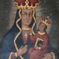 Zdjęcie nr 1: Obraz w kształcie stojącego prostokąta zamkniętego półkolistym łukiem nadwieszonym, uskokowym. Madonna w typie Hodegetrii została przedstawiona frontalnie, w półpostaci. Głowę ma lekko zwróconą w lewo, twarz owalną, o prostych rysach, jasnej karnacji, długim, wąskim nosie, dużych oczach w jasnej oprawie i drobnych ustach. Na prawym policzku dwa równoległe, ukośnie biegnące nacięcia. Maria ubrana jest w jasnoczerwoną suknię ze złoconym galonem pod szyją oraz dekorowany wzorami floralnymi ciemnoniebieski płaszcz ze złotą lamówką osłaniający głowę, ręce i korpus. Na szyi ma zawieszony podwójny sznur pereł ze złotym krzyżykiem, na głowie złotą koronę w typie otwartym, wysadzaną kamieniami szlachetnymi, z czerwonym wypełnieniem. Prawą ręką wskazuje na trzymane na lewej ręce siedzące Dzieciątko. Jezus jest zwrócony w trzech czwartych w prawo. Głowę ma lekko odchyloną na lewy bark, twarz owalną, o jasnej cerze i delikatnych rysach. Długie, brązowe, falowane włosy opadają mu na ramiona i plecy. Jest ubrany w czerwoną tunikę z wąskimi rękawami i złotymi obszyciami. Na głowie ma koronę w typie otwartym, wysadzaną szlachetnymi kamieniami z czerwonym wypełnieniem. Lewą ręką podtrzymuje księgę w oprawie ze złotym napisem IHS i zapięciami, prawą unosi w geście błogosławieństwa. Wokół głów postaci promieniste nimby i gwiazdki. Tło jednolite, szare. W górnej partii obrazu płaskorzeźbiony, ażurowy ornament stylizowanej wici roślinnej z okiem opatrzności Bożej w promienistej glorii pośrodku. Kolorystyka intensywna, mocne kontrasty kolorystyczne. Obraz ujęty złoconą, profilowaną ramą. 