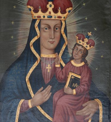 Zdjęcie nr 1: Obraz w kształcie stojącego prostokąta zamkniętego półkolistym łukiem nadwieszonym, uskokowym. Madonna w typie Hodegetrii została przedstawiona frontalnie, w półpostaci. Głowę ma lekko zwróconą w lewo, twarz owalną, o prostych rysach, jasnej karnacji, długim, wąskim nosie, dużych oczach w jasnej oprawie i drobnych ustach. Na prawym policzku dwa równoległe, ukośnie biegnące nacięcia. Maria ubrana jest w jasnoczerwoną suknię ze złoconym galonem pod szyją oraz dekorowany wzorami floralnymi ciemnoniebieski płaszcz ze złotą lamówką osłaniający głowę, ręce i korpus. Na szyi ma zawieszony podwójny sznur pereł ze złotym krzyżykiem, na głowie złotą koronę w typie otwartym, wysadzaną kamieniami szlachetnymi, z czerwonym wypełnieniem. Prawą ręką wskazuje na trzymane na lewej ręce siedzące Dzieciątko. Jezus jest zwrócony w trzech czwartych w prawo. Głowę ma lekko odchyloną na lewy bark, twarz owalną, o jasnej cerze i delikatnych rysach. Długie, brązowe, falowane włosy opadają mu na ramiona i plecy. Jest ubrany w czerwoną tunikę z wąskimi rękawami i złotymi obszyciami. Na głowie ma koronę w typie otwartym, wysadzaną szlachetnymi kamieniami z czerwonym wypełnieniem. Lewą ręką podtrzymuje księgę w oprawie ze złotym napisem IHS i zapięciami, prawą unosi w geście błogosławieństwa. Wokół głów postaci promieniste nimby i gwiazdki. Tło jednolite, szare. W górnej partii obrazu płaskorzeźbiony, ażurowy ornament stylizowanej wici roślinnej z okiem opatrzności Bożej w promienistej glorii pośrodku. Kolorystyka intensywna, mocne kontrasty kolorystyczne. Obraz ujęty złoconą, profilowaną ramą. 