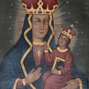 Zdjęcie nr 1: Obraz w kształcie stojącego prostokąta zamkniętego półkolistym łukiem nadwieszonym, uskokowym. Madonna w typie Hodegetrii została przedstawiona frontalnie, w półpostaci. Głowę ma lekko zwróconą w lewo, twarz owalną, o prostych rysach, jasnej karnacji, długim, wąskim nosie, dużych oczach w jasnej oprawie i drobnych ustach. Na prawym policzku dwa równoległe, ukośnie biegnące nacięcia. Maria ubrana jest w jasnoczerwoną suknię ze złoconym galonem pod szyją oraz dekorowany wzorami floralnymi ciemnoniebieski płaszcz ze złotą lamówką osłaniający głowę, ręce i korpus. Na szyi ma zawieszony podwójny sznur pereł ze złotym krzyżykiem, na głowie złotą koronę w typie otwartym, wysadzaną kamieniami szlachetnymi, z czerwonym wypełnieniem. Prawą ręką wskazuje na trzymane na lewej ręce siedzące Dzieciątko. Jezus jest zwrócony w trzech czwartych w prawo. Głowę ma lekko odchyloną na lewy bark, twarz owalną, o jasnej cerze i delikatnych rysach. Długie, brązowe, falowane włosy opadają mu na ramiona i plecy. Jest ubrany w czerwoną tunikę z wąskimi rękawami i złotymi obszyciami. Na głowie ma koronę w typie otwartym, wysadzaną szlachetnymi kamieniami z czerwonym wypełnieniem. Lewą ręką podtrzymuje księgę w oprawie ze złotym napisem IHS i zapięciami, prawą unosi w geście błogosławieństwa. Wokół głów postaci promieniste nimby i gwiazdki. Tło jednolite, szare. W górnej partii obrazu płaskorzeźbiony, ażurowy ornament stylizowanej wici roślinnej z okiem opatrzności Bożej w promienistej glorii pośrodku. Kolorystyka intensywna, mocne kontrasty kolorystyczne. Obraz ujęty złoconą, profilowaną ramą. 