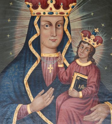 Zdjęcie nr 6: Obraz w kształcie stojącego prostokąta zamkniętego półkolistym łukiem nadwieszonym, uskokowym. Madonna w typie Hodegetrii została przedstawiona frontalnie, w półpostaci. Głowę ma lekko zwróconą w lewo, twarz owalną, o prostych rysach, jasnej karnacji, długim, wąskim nosie, dużych oczach w jasnej oprawie i drobnych ustach. Na prawym policzku dwa równoległe, ukośnie biegnące nacięcia. Maria ubrana jest w jasnoczerwoną suknię ze złoconym galonem pod szyją oraz dekorowany wzorami floralnymi ciemnoniebieski płaszcz ze złotą lamówką osłaniający głowę, ręce i korpus. Na szyi ma zawieszony podwójny sznur pereł ze złotym krzyżykiem, na głowie złotą koronę w typie otwartym, wysadzaną kamieniami szlachetnymi, z czerwonym wypełnieniem. Prawą ręką wskazuje na trzymane na lewej ręce siedzące Dzieciątko. Jezus jest zwrócony w trzech czwartych w prawo. Głowę ma lekko odchyloną na lewy bark, twarz owalną, o jasnej cerze i delikatnych rysach. Długie, brązowe, falowane włosy opadają mu na ramiona i plecy. Jest ubrany w czerwoną tunikę z wąskimi rękawami i złotymi obszyciami. Na głowie ma koronę w typie otwartym, wysadzaną szlachetnymi kamieniami z czerwonym wypełnieniem. Lewą ręką podtrzymuje księgę w oprawie ze złotym napisem IHS i zapięciami, prawą unosi w geście błogosławieństwa. Wokół głów postaci promieniste nimby i gwiazdki. Tło jednolite, szare. W górnej partii obrazu płaskorzeźbiony, ażurowy ornament stylizowanej wici roślinnej z okiem opatrzności Bożej w promienistej glorii pośrodku. Kolorystyka intensywna, mocne kontrasty kolorystyczne. Obraz ujęty złoconą, profilowaną ramą. 
