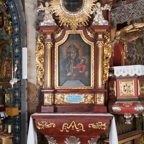 Zdjęcie nr 1: Ołtarz przyścienny, architektoniczny, jednokondygnacyjny, jednoosiowy, ze zwieńczeniem. Mensa w typie sarkofagowym z kamiennym portatylem, dekorowana w dolnej partii srebrnymi liśćmi akantu, a w górnej pośrodku płaskorzeźbiony monogram maryjny ujęty plakietami ornamentalnymi z kształtów nawiązujących do motywu rocaille’a; całość mensy groszkowana. Retabulum na cokole o wysuniętych bokach, ujęte parą kolumn o kapitelach akantowych i gładkich trzonach, wspierających fragmenty belkowania z silnie wysuniętymi fryzem i gzymsem. Pola cokołu retabulum zdobione motywem wici akantowej, z kartuszem w kształcie leżącego owalu pośrodku z ciemnoniebieskim napisem na jasnoniebieskim tle „POMŃIK od NOWIEŃA / OŁTARZA ZPOŻYCZKI HARKLOwy / dodał Utrzymańie przy tej Robocie Stanisław Plewa. / w. 1856”. Oś środkową nastawy wypełnia pole w kształcie stojącego prostokąta o wklęsłych górnych narożach, ujęte profilowaną, częściowo złoconą ramą, z motywem liści laurowych. W polu obraz z przedstawieniem Madonny z Dzieciątkiem. Kondygnację flankują ażurowe uszaki utworzone z bujnej, mięsistej wici akantu. Zwieńczenie tworzy owalne przedstawienie św. Kingi otoczone srebrnymi obłokami oraz glorią promienistą o promieniach różnej długości. Zwieńczenie flankuje para nagich aniołków posadowionych na srebrzonych chmurach, umieszczonych na fragmentach belkowania retabulum. 
Struktura polichromowana w kolorze brązowym. Partie detalu architektonicznego i ornamentyka złocone i srebrzone. 
