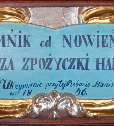 Zdjęcie nr 8: Ołtarz przyścienny, architektoniczny, jednokondygnacyjny, jednoosiowy, ze zwieńczeniem. Mensa w typie sarkofagowym z kamiennym portatylem, dekorowana w dolnej partii srebrnymi liśćmi akantu, a w górnej pośrodku płaskorzeźbiony monogram maryjny ujęty plakietami ornamentalnymi z kształtów nawiązujących do motywu rocaille’a; całość mensy groszkowana. Retabulum na cokole o wysuniętych bokach, ujęte parą kolumn o kapitelach akantowych i gładkich trzonach, wspierających fragmenty belkowania z silnie wysuniętymi fryzem i gzymsem. Pola cokołu retabulum zdobione motywem wici akantowej, z kartuszem w kształcie leżącego owalu pośrodku z ciemnoniebieskim napisem na jasnoniebieskim tle „POMŃIK od NOWIEŃA / OŁTARZA ZPOŻYCZKI HARKLOwy / dodał Utrzymańie przy tej Robocie Stanisław Plewa. / w. 1856”. Oś środkową nastawy wypełnia pole w kształcie stojącego prostokąta o wklęsłych górnych narożach, ujęte profilowaną, częściowo złoconą ramą, z motywem liści laurowych. W polu obraz z przedstawieniem Madonny z Dzieciątkiem. Kondygnację flankują ażurowe uszaki utworzone z bujnej, mięsistej wici akantu. Zwieńczenie tworzy owalne przedstawienie św. Kingi otoczone srebrnymi obłokami oraz glorią promienistą o promieniach różnej długości. Zwieńczenie flankuje para nagich aniołków posadowionych na srebrzonych chmurach, umieszczonych na fragmentach belkowania retabulum. 
Struktura polichromowana w kolorze brązowym. Partie detalu architektonicznego i ornamentyka złocone i srebrzone. 
