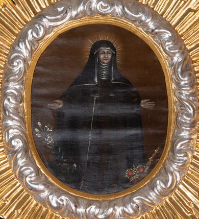 Zdjęcie nr 11: Ołtarz przyścienny, architektoniczny, jednokondygnacyjny, jednoosiowy, ze zwieńczeniem. Mensa w typie sarkofagowym z kamiennym portatylem, dekorowana w dolnej partii srebrnymi liśćmi akantu, a w górnej pośrodku płaskorzeźbiony monogram maryjny ujęty plakietami ornamentalnymi z kształtów nawiązujących do motywu rocaille’a; całość mensy groszkowana. Retabulum na cokole o wysuniętych bokach, ujęte parą kolumn o kapitelach akantowych i gładkich trzonach, wspierających fragmenty belkowania z silnie wysuniętymi fryzem i gzymsem. Pola cokołu retabulum zdobione motywem wici akantowej, z kartuszem w kształcie leżącego owalu pośrodku z ciemnoniebieskim napisem na jasnoniebieskim tle „POMŃIK od NOWIEŃA / OŁTARZA ZPOŻYCZKI HARKLOwy / dodał Utrzymańie przy tej Robocie Stanisław Plewa. / w. 1856”. Oś środkową nastawy wypełnia pole w kształcie stojącego prostokąta o wklęsłych górnych narożach, ujęte profilowaną, częściowo złoconą ramą, z motywem liści laurowych. W polu obraz z przedstawieniem Madonny z Dzieciątkiem. Kondygnację flankują ażurowe uszaki utworzone z bujnej, mięsistej wici akantu. Zwieńczenie tworzy owalne przedstawienie św. Kingi otoczone srebrnymi obłokami oraz glorią promienistą o promieniach różnej długości. Zwieńczenie flankuje para nagich aniołków posadowionych na srebrzonych chmurach, umieszczonych na fragmentach belkowania retabulum. 
Struktura polichromowana w kolorze brązowym. Partie detalu architektonicznego i ornamentyka złocone i srebrzone. 
