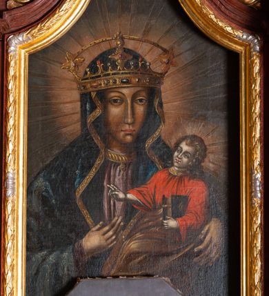 Zdjęcie nr 6: Ołtarz przyścienny, architektoniczny, jednokondygnacyjny, jednoosiowy, ze zwieńczeniem. Mensa w typie sarkofagowym z kamiennym portatylem, dekorowana w dolnej partii srebrnymi liśćmi akantu, a w górnej pośrodku płaskorzeźbiony monogram maryjny ujęty plakietami ornamentalnymi z kształtów nawiązujących do motywu rocaille’a; całość mensy groszkowana. Retabulum na cokole o wysuniętych bokach, ujęte parą kolumn o kapitelach akantowych i gładkich trzonach, wspierających fragmenty belkowania z silnie wysuniętymi fryzem i gzymsem. Pola cokołu retabulum zdobione motywem wici akantowej, z kartuszem w kształcie leżącego owalu pośrodku z ciemnoniebieskim napisem na jasnoniebieskim tle „POMŃIK od NOWIEŃA / OŁTARZA ZPOŻYCZKI HARKLOwy / dodał Utrzymańie przy tej Robocie Stanisław Plewa. / w. 1856”. Oś środkową nastawy wypełnia pole w kształcie stojącego prostokąta o wklęsłych górnych narożach, ujęte profilowaną, częściowo złoconą ramą, z motywem liści laurowych. W polu obraz z przedstawieniem Madonny z Dzieciątkiem. Kondygnację flankują ażurowe uszaki utworzone z bujnej, mięsistej wici akantu. Zwieńczenie tworzy owalne przedstawienie św. Kingi otoczone srebrnymi obłokami oraz glorią promienistą o promieniach różnej długości. Zwieńczenie flankuje para nagich aniołków posadowionych na srebrzonych chmurach, umieszczonych na fragmentach belkowania retabulum. 
Struktura polichromowana w kolorze brązowym. Partie detalu architektonicznego i ornamentyka złocone i srebrzone. 
