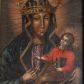 Zdjęcie nr 1: Obraz w kształcie stojącego prostokąta o wklęsłych górnych narożach. Madonna w typie Hodegetrii, przedstawiona frontalnie, w półpostaci. Głowa zwrócona lekko w lewo, twarz pociągła, o wyrazistych rysach, ciemnej karnacji, długim nosie, dużych oczach i drobnych ustach, na prawym policzku dwa równoległe, ukośnie biegnące nacięcia. Maria ubrana w jasnoróżową suknię ze złotym wykończeniem pod szyją oraz granatowy płaszcz zdobiony motywami floralnymi, osłaniający również głowę i ramiona. Na szyi krótki, złoty naszyjnik z ozdobną przywieszką w kształcie soczewki. Na głowie złota korona wysadzana kamieniami szlachetnymi, z pałąkiem łączącym parę kwiatonów. Prawa ręka wskazuje na trzymane na lewej ręce siedzące Dzieciątko Jezus zwrócone w trzech czwartych w prawo, z głową przechyloną na lewe ramię. Twarz ma owalną, o bladej cerze i wyrazistych rysach. Włosy w kolorze ciemnego blondu, kręcone, opadające na ramiona i kark. Jezus ubrany jest w czerwoną tunikę z szerokimi rękawami i dekoracyjnym, złoconym wykończeniem pod szyją. Od pasa w dół okryty jest złotym płaszczem. Lewą rączką podtrzymuje księgę w oprawie z ozdobnymi okuciami i zapięciami, prawą ma uniesioną w geście błogosławieństwa. Wokół głów postaci promieniste nimby. Tło jednolite, ciemne. Kolorystyka utrzymana w ciemnej tonacji, wąska gama barw, silny światłocień wydobywa partie ciała. 