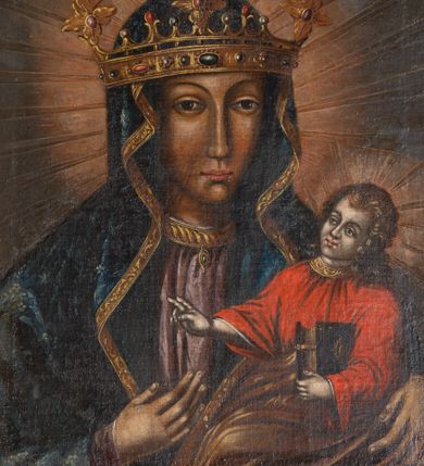 Zdjęcie nr 1: Obraz w kształcie stojącego prostokąta o wklęsłych górnych narożach. Madonna w typie Hodegetrii, przedstawiona frontalnie, w półpostaci. Głowa zwrócona lekko w lewo, twarz pociągła, o wyrazistych rysach, ciemnej karnacji, długim nosie, dużych oczach i drobnych ustach, na prawym policzku dwa równoległe, ukośnie biegnące nacięcia. Maria ubrana w jasnoróżową suknię ze złotym wykończeniem pod szyją oraz granatowy płaszcz zdobiony motywami floralnymi, osłaniający również głowę i ramiona. Na szyi krótki, złoty naszyjnik z ozdobną przywieszką w kształcie soczewki. Na głowie złota korona wysadzana kamieniami szlachetnymi, z pałąkiem łączącym parę kwiatonów. Prawa ręka wskazuje na trzymane na lewej ręce siedzące Dzieciątko Jezus zwrócone w trzech czwartych w prawo, z głową przechyloną na lewe ramię. Twarz ma owalną, o bladej cerze i wyrazistych rysach. Włosy w kolorze ciemnego blondu, kręcone, opadające na ramiona i kark. Jezus ubrany jest w czerwoną tunikę z szerokimi rękawami i dekoracyjnym, złoconym wykończeniem pod szyją. Od pasa w dół okryty jest złotym płaszczem. Lewą rączką podtrzymuje księgę w oprawie z ozdobnymi okuciami i zapięciami, prawą ma uniesioną w geście błogosławieństwa. Wokół głów postaci promieniste nimby. Tło jednolite, ciemne. Kolorystyka utrzymana w ciemnej tonacji, wąska gama barw, silny światłocień wydobywa partie ciała. 