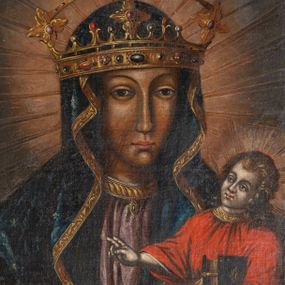 Zdjęcie nr 1: Obraz w kształcie stojącego prostokąta o wklęsłych górnych narożach. Madonna w typie Hodegetrii, przedstawiona frontalnie, w półpostaci. Głowa zwrócona lekko w lewo, twarz pociągła, o wyrazistych rysach, ciemnej karnacji, długim nosie, dużych oczach i drobnych ustach, na prawym policzku dwa równoległe, ukośnie biegnące nacięcia. Maria ubrana w jasnoróżową suknię ze złotym wykończeniem pod szyją oraz granatowy płaszcz zdobiony motywami floralnymi, osłaniający również głowę i ramiona. Na szyi krótki, złoty naszyjnik z ozdobną przywieszką w kształcie soczewki. Na głowie złota korona wysadzana kamieniami szlachetnymi, z pałąkiem łączącym parę kwiatonów. Prawa ręka wskazuje na trzymane na lewej ręce siedzące Dzieciątko Jezus zwrócone w trzech czwartych w prawo, z głową przechyloną na lewe ramię. Twarz ma owalną, o bladej cerze i wyrazistych rysach. Włosy w kolorze ciemnego blondu, kręcone, opadające na ramiona i kark. Jezus ubrany jest w czerwoną tunikę z szerokimi rękawami i dekoracyjnym, złoconym wykończeniem pod szyją. Od pasa w dół okryty jest złotym płaszczem. Lewą rączką podtrzymuje księgę w oprawie z ozdobnymi okuciami i zapięciami, prawą ma uniesioną w geście błogosławieństwa. Wokół głów postaci promieniste nimby. Tło jednolite, ciemne. Kolorystyka utrzymana w ciemnej tonacji, wąska gama barw, silny światłocień wydobywa partie ciała. 