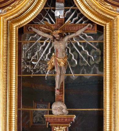 Zdjęcie nr 14: Ołtarz przyścienny, architektoniczny, jednokondygnacyjny, jednoosiowy, ze zwieńczeniem. Mensa w typie sarkofagowym z kamiennym portatylem, dekorowana w dolnej partii srebrnymi liśćmi akantu, a w górnej plakietą w kształcie leżącego prostokąta o zaokrąglonych narożach przenikającego owal; kształt wypełniają odchodzące od centralnego pola złote promienie. Ujmują je plakiety ornamentalne z kształtów nawiązujących do motywu rocaille’a; całość mensy groszkowana. Retabulum na cokole o wysuniętych bokach, ujęte parą kolumn o kapitelach akantowych i trzonach zdobionych żłobkowaniem od frontu, wspierających fragmenty belkowania z silnie wysuniętymi fryzem i gzymsem. Pola cokołu retabulum zdobione motywem wici akantowej ujmującej jasnoniebieski kartusz w kształcie leżącego owalu przenikającego się ze stojącym prostokątem. Oś środkową nastawy wypełnia pole w kształcie stojącego prostokąta o wklęsłych górnych narożach, ujęte profilowaną, częściowo złoconą ramą, z motywem liści laurowych. W środku wizerunek ukrzyżowanego Jezusa na tle lustra. Na zasuwie obraz św. Teresy od Dzieciątka Jezus. Kondygnację flankują ażurowe uszaki utworzone z bujnej, mięsistej wici z liści akantu. Zwieńczenie tworzy owalne przedstawienie św. Antoniego Padewskiego otoczone srebrnymi obłokami oraz glorią promienistą o promieniach różnej długości. Zwieńczenie flankuje para nagich aniołków posadowionych na srebrzonych chmurach, umieszczonych na fragmentach belkowania retabulum. 
Struktura polichromowana w kolorze brązowym. Partie detalu architektonicznego i ornamentyka złocone i srebrzone. 
