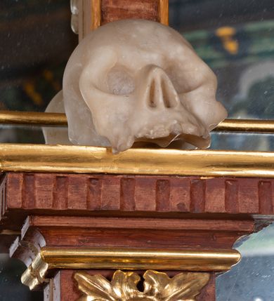 Zdjęcie nr 7: Ołtarz przyścienny, architektoniczny, jednokondygnacyjny, jednoosiowy, ze zwieńczeniem. Mensa w typie sarkofagowym z kamiennym portatylem, dekorowana w dolnej partii srebrnymi liśćmi akantu, a w górnej plakietą w kształcie leżącego prostokąta o zaokrąglonych narożach przenikającego owal; kształt wypełniają odchodzące od centralnego pola złote promienie. Ujmują je plakiety ornamentalne z kształtów nawiązujących do motywu rocaille’a; całość mensy groszkowana. Retabulum na cokole o wysuniętych bokach, ujęte parą kolumn o kapitelach akantowych i trzonach zdobionych żłobkowaniem od frontu, wspierających fragmenty belkowania z silnie wysuniętymi fryzem i gzymsem. Pola cokołu retabulum zdobione motywem wici akantowej ujmującej jasnoniebieski kartusz w kształcie leżącego owalu przenikającego się ze stojącym prostokątem. Oś środkową nastawy wypełnia pole w kształcie stojącego prostokąta o wklęsłych górnych narożach, ujęte profilowaną, częściowo złoconą ramą, z motywem liści laurowych. W środku wizerunek ukrzyżowanego Jezusa na tle lustra. Na zasuwie obraz św. Teresy od Dzieciątka Jezus. Kondygnację flankują ażurowe uszaki utworzone z bujnej, mięsistej wici z liści akantu. Zwieńczenie tworzy owalne przedstawienie św. Antoniego Padewskiego otoczone srebrnymi obłokami oraz glorią promienistą o promieniach różnej długości. Zwieńczenie flankuje para nagich aniołków posadowionych na srebrzonych chmurach, umieszczonych na fragmentach belkowania retabulum. 
Struktura polichromowana w kolorze brązowym. Partie detalu architektonicznego i ornamentyka złocone i srebrzone. 
