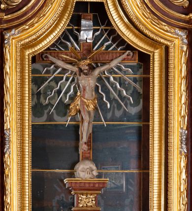 Zdjęcie nr 13: Ołtarz przyścienny, architektoniczny, jednokondygnacyjny, jednoosiowy, ze zwieńczeniem. Mensa w typie sarkofagowym z kamiennym portatylem, dekorowana w dolnej partii srebrnymi liśćmi akantu, a w górnej plakietą w kształcie leżącego prostokąta o zaokrąglonych narożach przenikającego owal; kształt wypełniają odchodzące od centralnego pola złote promienie. Ujmują je plakiety ornamentalne z kształtów nawiązujących do motywu rocaille’a; całość mensy groszkowana. Retabulum na cokole o wysuniętych bokach, ujęte parą kolumn o kapitelach akantowych i trzonach zdobionych żłobkowaniem od frontu, wspierających fragmenty belkowania z silnie wysuniętymi fryzem i gzymsem. Pola cokołu retabulum zdobione motywem wici akantowej ujmującej jasnoniebieski kartusz w kształcie leżącego owalu przenikającego się ze stojącym prostokątem. Oś środkową nastawy wypełnia pole w kształcie stojącego prostokąta o wklęsłych górnych narożach, ujęte profilowaną, częściowo złoconą ramą, z motywem liści laurowych. W środku wizerunek ukrzyżowanego Jezusa na tle lustra. Na zasuwie obraz św. Teresy od Dzieciątka Jezus. Kondygnację flankują ażurowe uszaki utworzone z bujnej, mięsistej wici z liści akantu. Zwieńczenie tworzy owalne przedstawienie św. Antoniego Padewskiego otoczone srebrnymi obłokami oraz glorią promienistą o promieniach różnej długości. Zwieńczenie flankuje para nagich aniołków posadowionych na srebrzonych chmurach, umieszczonych na fragmentach belkowania retabulum. 
Struktura polichromowana w kolorze brązowym. Partie detalu architektonicznego i ornamentyka złocone i srebrzone. 
