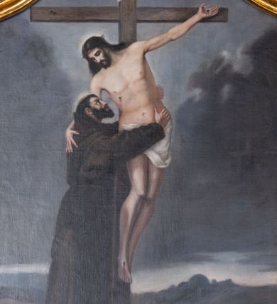 Zdjęcie nr 8: Ołtarz przyścienny, architektoniczny, jednokondygnacyjny, jednoosiowy, ze zwieńczeniem. Mensa w typie sarkofagowym z kamiennym portatylem, dekorowana w dolnej partii srebrnymi liśćmi akantu, a w górnej plakietą w kształcie leżącego prostokąta o zaokrąglonych narożach przenikającego owal; kształt wypełniają odchodzące od centralnego pola złote promienie. Ujmują je plakiety ornamentalne z kształtów nawiązujących do motywu rocaille’a; całość mensy groszkowana. Retabulum na cokole o wysuniętych bokach, ujęte parą kolumn o kapitelach akantowych i trzonach zdobionych żłobkowaniem od frontu, wspierających fragmenty belkowania z silnie wysuniętymi fryzem i gzymsem. Pola cokołu retabulum zdobione motywem wici akantowej ujmującej jasnoniebieski kartusz w kształcie leżącego owalu przenikającego się ze stojącym prostokątem. Oś środkową nastawy wypełnia pole w kształcie stojącego prostokąta o wklęsłych górnych narożach, ujęte profilowaną, częściowo złoconą ramą, z motywem liści laurowych. W środku wizerunek ukrzyżowanego Jezusa na tle lustra. Na zasuwie obraz św. Teresy od Dzieciątka Jezus. Kondygnację flankują ażurowe uszaki utworzone z bujnej, mięsistej wici z liści akantu. Zwieńczenie tworzy owalne przedstawienie św. Antoniego Padewskiego otoczone srebrnymi obłokami oraz glorią promienistą o promieniach różnej długości. Zwieńczenie flankuje para nagich aniołków posadowionych na srebrzonych chmurach, umieszczonych na fragmentach belkowania retabulum. 
Struktura polichromowana w kolorze brązowym. Partie detalu architektonicznego i ornamentyka złocone i srebrzone. 
