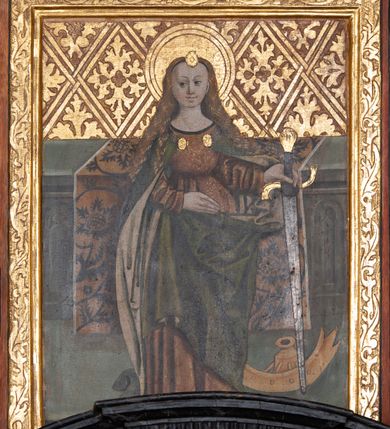 Zdjęcie nr 2: Lewe heraldyczne skrzydło tryptyku z dwiema kwaterami, górna z całopostaciowym przedstawieniem św. Stanisława, a dolna ze św. Katarzyną Aleksandryjską. Postacie świętych przed ławą umieszczone na złoconym tle wypełnionym skośną kratką z wpisanymi w nią stylizowanymi motywami roślinnymi. Przez oparcia ław przerzucono wzorzyste tkaniny, tkanina z górnej kwatery jasno różowa bez draperii, z dolnej złota z roślinnym wzorem. Postać świętego w centrum kompozycji, w ujęciu trzy czwarte, sylwetka wygięta w kształt litery &quot;S&quot;. Lewa ręka zgięta w łokciu, w lewej dłoni świętego pastorał ze złoconym piórem, prawa ręka zgięta w łokciu, palce dłoni wskazują na Piotrowina. Głowa lekko pochylona i skierowana w prawą stronę. Święty jest ubrany w biała albę, czerwoną dalmatykę, złoto-czerwony ornat o wykroju kolistym z zieloną podszewką, humerał, na głowie infułę i rękawiczki. Po lewej stronie świętego Piotrowin ukazany z profilu, do połowy sylwetki w grobie, z rękami złożonymi jak do modlitwy, odziany w białą szatę, jego wzrok skierowany w stronę świętego. Święta Katarzyna ukazana w pozycji frontalnej, w lewej dłoni świętej miecz, prawa ręka zgięta w łokciu przytrzymuje połę płaszcza. Ubrana jest w czerwono-złotą suknię spodnią z długimi rękawami i czarną lamówką oraz zielony płaszcz z jasnozieloną podszewką, zapinany na złote zapinki. Włosy długie, jasne, kędzierzawe, spływające na ramiona, twarz owalna z wysokim czołem. Za postacią świętej po prawej stronie obrazu złamane koło. Fałdy szat kształtowane twardo o ostrych krawędziach. Wokół kwater złote, proste ramy z ornamentem roślinnym.  
