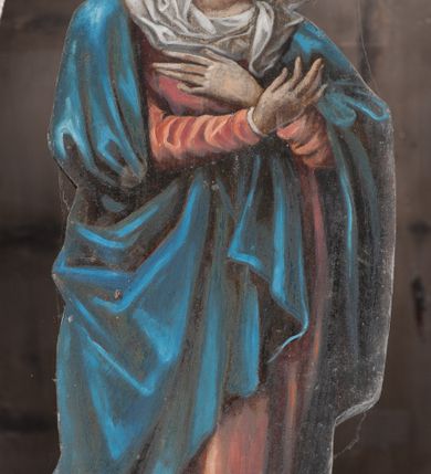 Zdjęcie nr 6: Chrystus rozpięty na krzyżu z szeroko rozłożonymi rękami, w lekkim zwisie ciała, z lekko ugiętymi kolanami i stopami założonymi prawa na lewą, przybitymi jednym gwoździem. Głowa pochylona na prawy bark. Twarz pociągła z długim nosem i wydatnymi kośćmi policzkowymi, okolona długimi ciemnymi włosami i zarostem. Ciało muskularne o ciemnej karnacji z zaznaczonymi śladami męki. Wokół bioder złocone perizonium podtrzymywane sznurem, ze zwisem draperii wzdłuż prawego uda. Matka Boska Bolesna ukazana w całej postaci, w ujęciu w trzech czwartych, zwrócona w lewo w kierunku krzyża; stoi w kontrapoście z głową przechyloną w lewo. Ręce ugięte w łokciach, dłonie skrzyżowane w przegubach ułożone na wysokości piersi. Ubrana w długą fałdzistą czerwoną suknię i narzucony na ramiona ciemnoniebieski płaszcz. Na głowie i ramionach biała chusta; wokół głowy nimb. Św. Jan Ewangelista przedstawiony w całej postaci, w ujęciu w trzech czwartych, zwrócony w prawo w kierunku krzyża.  Twarz o młodzieńczych rysach (bez zarostu), widoczna z profilu, zwrócona ku górze, ku Chrystusowi. Ręce ugięte w łokciach, z dłońmi złożonymi na piersiach na różnej wysokości. Ubrany w długą ciemnoniebieską suknię i czerwony płaszcz. Wokół głowy nimb.   