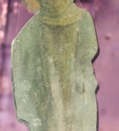 Zdjęcie nr 7: Chrystus rozpięty na krzyżu z szeroko rozłożonymi rękami, w lekkim zwisie ciała, z lekko ugiętymi kolanami i stopami założonymi prawa na lewą, przybitymi jednym gwoździem. Głowa pochylona na prawy bark. Twarz pociągła z długim nosem i wydatnymi kośćmi policzkowymi, okolona długimi ciemnymi włosami i zarostem. Ciało muskularne o ciemnej karnacji z zaznaczonymi śladami męki. Wokół bioder złocone perizonium podtrzymywane sznurem, ze zwisem draperii wzdłuż prawego uda. Matka Boska Bolesna ukazana w całej postaci, w ujęciu w trzech czwartych, zwrócona w lewo w kierunku krzyża; stoi w kontrapoście z głową przechyloną w lewo. Ręce ugięte w łokciach, dłonie skrzyżowane w przegubach ułożone na wysokości piersi. Ubrana w długą fałdzistą czerwoną suknię i narzucony na ramiona ciemnoniebieski płaszcz. Na głowie i ramionach biała chusta; wokół głowy nimb. Św. Jan Ewangelista przedstawiony w całej postaci, w ujęciu w trzech czwartych, zwrócony w prawo w kierunku krzyża.  Twarz o młodzieńczych rysach (bez zarostu), widoczna z profilu, zwrócona ku górze, ku Chrystusowi. Ręce ugięte w łokciach, z dłońmi złożonymi na piersiach na różnej wysokości. Ubrany w długą ciemnoniebieską suknię i czerwony płaszcz. Wokół głowy nimb.   