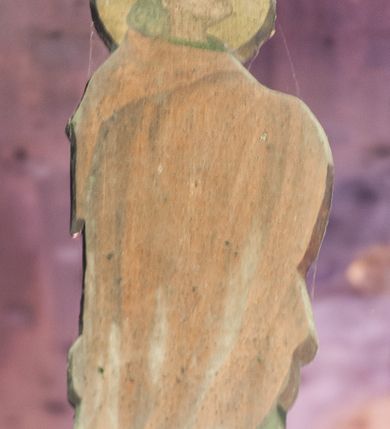 Zdjęcie nr 9: Chrystus rozpięty na krzyżu z szeroko rozłożonymi rękami, w lekkim zwisie ciała, z lekko ugiętymi kolanami i stopami założonymi prawa na lewą, przybitymi jednym gwoździem. Głowa pochylona na prawy bark. Twarz pociągła z długim nosem i wydatnymi kośćmi policzkowymi, okolona długimi ciemnymi włosami i zarostem. Ciało muskularne o ciemnej karnacji z zaznaczonymi śladami męki. Wokół bioder złocone perizonium podtrzymywane sznurem, ze zwisem draperii wzdłuż prawego uda. Matka Boska Bolesna ukazana w całej postaci, w ujęciu w trzech czwartych, zwrócona w lewo w kierunku krzyża; stoi w kontrapoście z głową przechyloną w lewo. Ręce ugięte w łokciach, dłonie skrzyżowane w przegubach ułożone na wysokości piersi. Ubrana w długą fałdzistą czerwoną suknię i narzucony na ramiona ciemnoniebieski płaszcz. Na głowie i ramionach biała chusta; wokół głowy nimb. Św. Jan Ewangelista przedstawiony w całej postaci, w ujęciu w trzech czwartych, zwrócony w prawo w kierunku krzyża.  Twarz o młodzieńczych rysach (bez zarostu), widoczna z profilu, zwrócona ku górze, ku Chrystusowi. Ręce ugięte w łokciach, z dłońmi złożonymi na piersiach na różnej wysokości. Ubrany w długą ciemnoniebieską suknię i czerwony płaszcz. Wokół głowy nimb.   