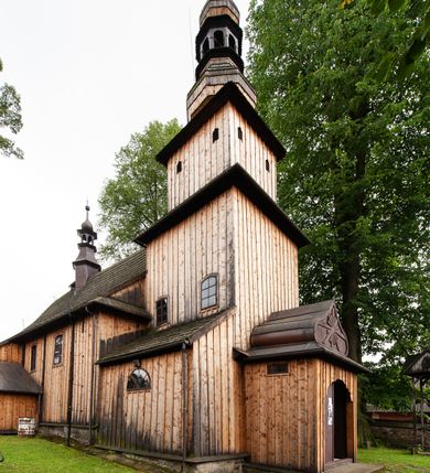 Zdjęcie nr 2: Kościół orientowany, nawa prostokątna, z węższym, zamkniętym wielobocznie prezbiterium, przy którym zakrystia od północy i kaplica od południa. Przy nawie od zachodu wieża na rzucie kwadratu, z aneksami bocznymi, zwieńczona izbicą z hełmem. Wewnątrz stropy, w nawie z zaskrzynieniami wspartymi na słupach. Dach naw nawą i prezbiterium wspólny, dwuspadowy, nad kaplicą pulpitowy.