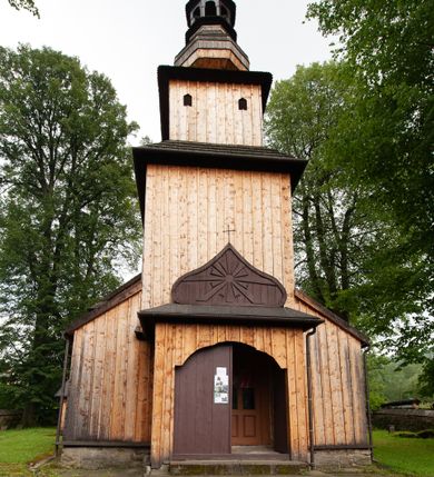 Zdjęcie nr 1: Kościół orientowany, nawa prostokątna, z węższym, zamkniętym wielobocznie prezbiterium, przy którym zakrystia od północy i kaplica od południa. Przy nawie od zachodu wieża na rzucie kwadratu, z aneksami bocznymi, zwieńczona izbicą z hełmem. Wewnątrz stropy, w nawie z zaskrzynieniami wspartymi na słupach. Dach naw nawą i prezbiterium wspólny, dwuspadowy, nad kaplicą pulpitowy.