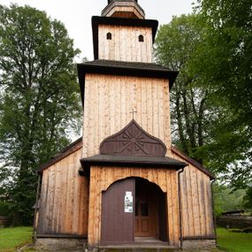 Zdjęcie nr 1: Kościół orientowany, nawa prostokątna, z węższym, zamkniętym wielobocznie prezbiterium, przy którym zakrystia od północy i kaplica od południa. Przy nawie od zachodu wieża na rzucie kwadratu, z aneksami bocznymi, zwieńczona izbicą z hełmem. Wewnątrz stropy, w nawie z zaskrzynieniami wspartymi na słupach. Dach naw nawą i prezbiterium wspólny, dwuspadowy, nad kaplicą pulpitowy.