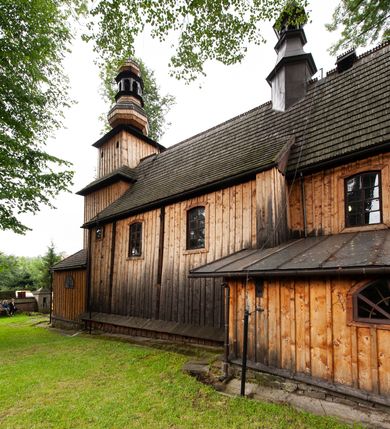 Zdjęcie nr 13: Kościół orientowany, nawa prostokątna, z węższym, zamkniętym wielobocznie prezbiterium, przy którym zakrystia od północy i kaplica od południa. Przy nawie od zachodu wieża na rzucie kwadratu, z aneksami bocznymi, zwieńczona izbicą z hełmem. Wewnątrz stropy, w nawie z zaskrzynieniami wspartymi na słupach. Dach naw nawą i prezbiterium wspólny, dwuspadowy, nad kaplicą pulpitowy.