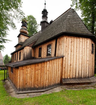 Zdjęcie nr 26: Kościół orientowany, nawa prostokątna, z węższym, zamkniętym wielobocznie prezbiterium, przy którym zakrystia od północy i kaplica od południa. Przy nawie od zachodu wieża na rzucie kwadratu, z aneksami bocznymi, zwieńczona izbicą z hełmem. Wewnątrz stropy, w nawie z zaskrzynieniami wspartymi na słupach. Dach naw nawą i prezbiterium wspólny, dwuspadowy, nad kaplicą pulpitowy.