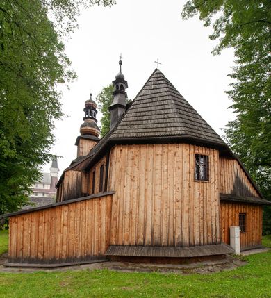 Zdjęcie nr 25: Kościół orientowany, nawa prostokątna, z węższym, zamkniętym wielobocznie prezbiterium, przy którym zakrystia od północy i kaplica od południa. Przy nawie od zachodu wieża na rzucie kwadratu, z aneksami bocznymi, zwieńczona izbicą z hełmem. Wewnątrz stropy, w nawie z zaskrzynieniami wspartymi na słupach. Dach naw nawą i prezbiterium wspólny, dwuspadowy, nad kaplicą pulpitowy.
