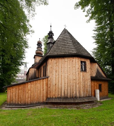 Zdjęcie nr 24: Kościół orientowany, nawa prostokątna, z węższym, zamkniętym wielobocznie prezbiterium, przy którym zakrystia od północy i kaplica od południa. Przy nawie od zachodu wieża na rzucie kwadratu, z aneksami bocznymi, zwieńczona izbicą z hełmem. Wewnątrz stropy, w nawie z zaskrzynieniami wspartymi na słupach. Dach naw nawą i prezbiterium wspólny, dwuspadowy, nad kaplicą pulpitowy.