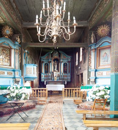 Zdjęcie nr 29: Kościół orientowany, nawa prostokątna, z węższym, zamkniętym wielobocznie prezbiterium, przy którym zakrystia od północy i kaplica od południa. Przy nawie od zachodu wieża na rzucie kwadratu, z aneksami bocznymi, zwieńczona izbicą z hełmem. Wewnątrz stropy, w nawie z zaskrzynieniami wspartymi na słupach. Dach naw nawą i prezbiterium wspólny, dwuspadowy, nad kaplicą pulpitowy.