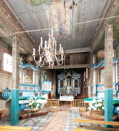 Zdjęcie nr 30: Kościół orientowany, nawa prostokątna, z węższym, zamkniętym wielobocznie prezbiterium, przy którym zakrystia od północy i kaplica od południa. Przy nawie od zachodu wieża na rzucie kwadratu, z aneksami bocznymi, zwieńczona izbicą z hełmem. Wewnątrz stropy, w nawie z zaskrzynieniami wspartymi na słupach. Dach naw nawą i prezbiterium wspólny, dwuspadowy, nad kaplicą pulpitowy.