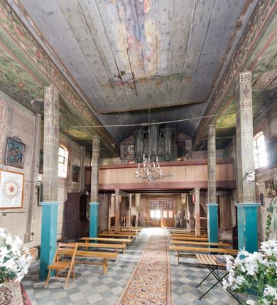 Zdjęcie nr 7: Kościół orientowany, nawa prostokątna, z węższym, zamkniętym wielobocznie prezbiterium, przy którym zakrystia od północy i kaplica od południa. Przy nawie od zachodu wieża na rzucie kwadratu, z aneksami bocznymi, zwieńczona izbicą z hełmem. Wewnątrz stropy, w nawie z zaskrzynieniami wspartymi na słupach. Dach naw nawą i prezbiterium wspólny, dwuspadowy, nad kaplicą pulpitowy.