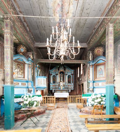 Zdjęcie nr 28: Kościół orientowany, nawa prostokątna, z węższym, zamkniętym wielobocznie prezbiterium, przy którym zakrystia od północy i kaplica od południa. Przy nawie od zachodu wieża na rzucie kwadratu, z aneksami bocznymi, zwieńczona izbicą z hełmem. Wewnątrz stropy, w nawie z zaskrzynieniami wspartymi na słupach. Dach naw nawą i prezbiterium wspólny, dwuspadowy, nad kaplicą pulpitowy.