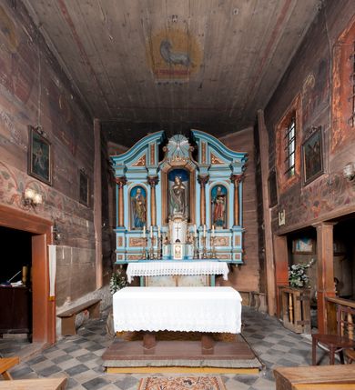 Zdjęcie nr 3: Kościół orientowany, nawa prostokątna, z węższym, zamkniętym wielobocznie prezbiterium, przy którym zakrystia od północy i kaplica od południa. Przy nawie od zachodu wieża na rzucie kwadratu, z aneksami bocznymi, zwieńczona izbicą z hełmem. Wewnątrz stropy, w nawie z zaskrzynieniami wspartymi na słupach. Dach naw nawą i prezbiterium wspólny, dwuspadowy, nad kaplicą pulpitowy.