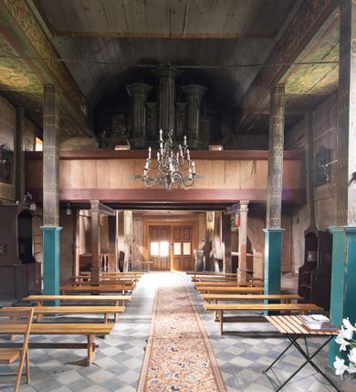 Zdjęcie nr 6: Kościół orientowany, nawa prostokątna, z węższym, zamkniętym wielobocznie prezbiterium, przy którym zakrystia od północy i kaplica od południa. Przy nawie od zachodu wieża na rzucie kwadratu, z aneksami bocznymi, zwieńczona izbicą z hełmem. Wewnątrz stropy, w nawie z zaskrzynieniami wspartymi na słupach. Dach naw nawą i prezbiterium wspólny, dwuspadowy, nad kaplicą pulpitowy.