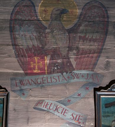 Zdjęcie nr 19: Kościół orientowany, nawa prostokątna, z węższym, zamkniętym wielobocznie prezbiterium, przy którym zakrystia od północy i kaplica od południa. Przy nawie od zachodu wieża na rzucie kwadratu, z aneksami bocznymi, zwieńczona izbicą z hełmem. Wewnątrz stropy, w nawie z zaskrzynieniami wspartymi na słupach. Dach naw nawą i prezbiterium wspólny, dwuspadowy, nad kaplicą pulpitowy.