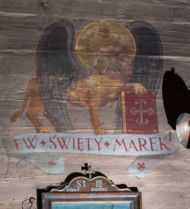 Zdjęcie nr 20: Kościół orientowany, nawa prostokątna, z węższym, zamkniętym wielobocznie prezbiterium, przy którym zakrystia od północy i kaplica od południa. Przy nawie od zachodu wieża na rzucie kwadratu, z aneksami bocznymi, zwieńczona izbicą z hełmem. Wewnątrz stropy, w nawie z zaskrzynieniami wspartymi na słupach. Dach naw nawą i prezbiterium wspólny, dwuspadowy, nad kaplicą pulpitowy.