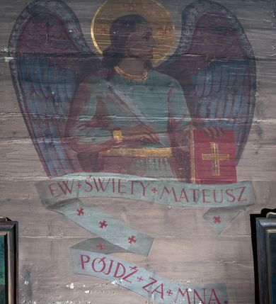 Zdjęcie nr 22: Kościół orientowany, nawa prostokątna, z węższym, zamkniętym wielobocznie prezbiterium, przy którym zakrystia od północy i kaplica od południa. Przy nawie od zachodu wieża na rzucie kwadratu, z aneksami bocznymi, zwieńczona izbicą z hełmem. Wewnątrz stropy, w nawie z zaskrzynieniami wspartymi na słupach. Dach naw nawą i prezbiterium wspólny, dwuspadowy, nad kaplicą pulpitowy.