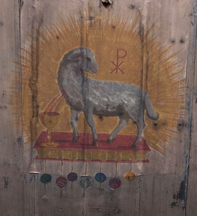 Zdjęcie nr 23: Kościół orientowany, nawa prostokątna, z węższym, zamkniętym wielobocznie prezbiterium, przy którym zakrystia od północy i kaplica od południa. Przy nawie od zachodu wieża na rzucie kwadratu, z aneksami bocznymi, zwieńczona izbicą z hełmem. Wewnątrz stropy, w nawie z zaskrzynieniami wspartymi na słupach. Dach naw nawą i prezbiterium wspólny, dwuspadowy, nad kaplicą pulpitowy.