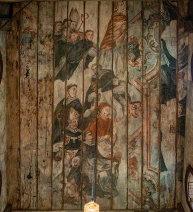 Zdjęcie nr 10: Kościół orientowany, nawa prostokątna, z węższym, zamkniętym wielobocznie prezbiterium, przy którym zakrystia od północy i kaplica od południa. Przy nawie od zachodu wieża na rzucie kwadratu, z aneksami bocznymi, zwieńczona izbicą z hełmem. Wewnątrz stropy, w nawie z zaskrzynieniami wspartymi na słupach. Dach naw nawą i prezbiterium wspólny, dwuspadowy, nad kaplicą pulpitowy.