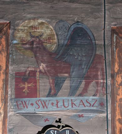 Zdjęcie nr 21: Kościół orientowany, nawa prostokątna, z węższym, zamkniętym wielobocznie prezbiterium, przy którym zakrystia od północy i kaplica od południa. Przy nawie od zachodu wieża na rzucie kwadratu, z aneksami bocznymi, zwieńczona izbicą z hełmem. Wewnątrz stropy, w nawie z zaskrzynieniami wspartymi na słupach. Dach naw nawą i prezbiterium wspólny, dwuspadowy, nad kaplicą pulpitowy.