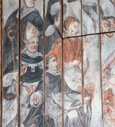 Zdjęcie nr 14: Kościół orientowany, nawa prostokątna, z węższym, zamkniętym wielobocznie prezbiterium, przy którym zakrystia od północy i kaplica od południa. Przy nawie od zachodu wieża na rzucie kwadratu, z aneksami bocznymi, zwieńczona izbicą z hełmem. Wewnątrz stropy, w nawie z zaskrzynieniami wspartymi na słupach. Dach naw nawą i prezbiterium wspólny, dwuspadowy, nad kaplicą pulpitowy.