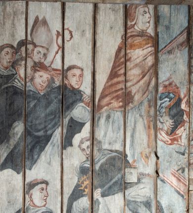 Zdjęcie nr 12: Kościół orientowany, nawa prostokątna, z węższym, zamkniętym wielobocznie prezbiterium, przy którym zakrystia od północy i kaplica od południa. Przy nawie od zachodu wieża na rzucie kwadratu, z aneksami bocznymi, zwieńczona izbicą z hełmem. Wewnątrz stropy, w nawie z zaskrzynieniami wspartymi na słupach. Dach naw nawą i prezbiterium wspólny, dwuspadowy, nad kaplicą pulpitowy.